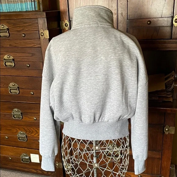 NWT Forever 21 Light Gray Cropped Sweatshirt Jacket - Picture 3 of 7